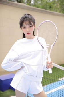 我穿着宽松的裙子里面空荡荡的